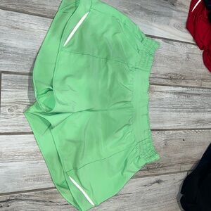 LULULEMON HOTTY HOT HIGH RISE 4’ SHORT // SCREAM GREEN LIGHT // SIZE 14 //